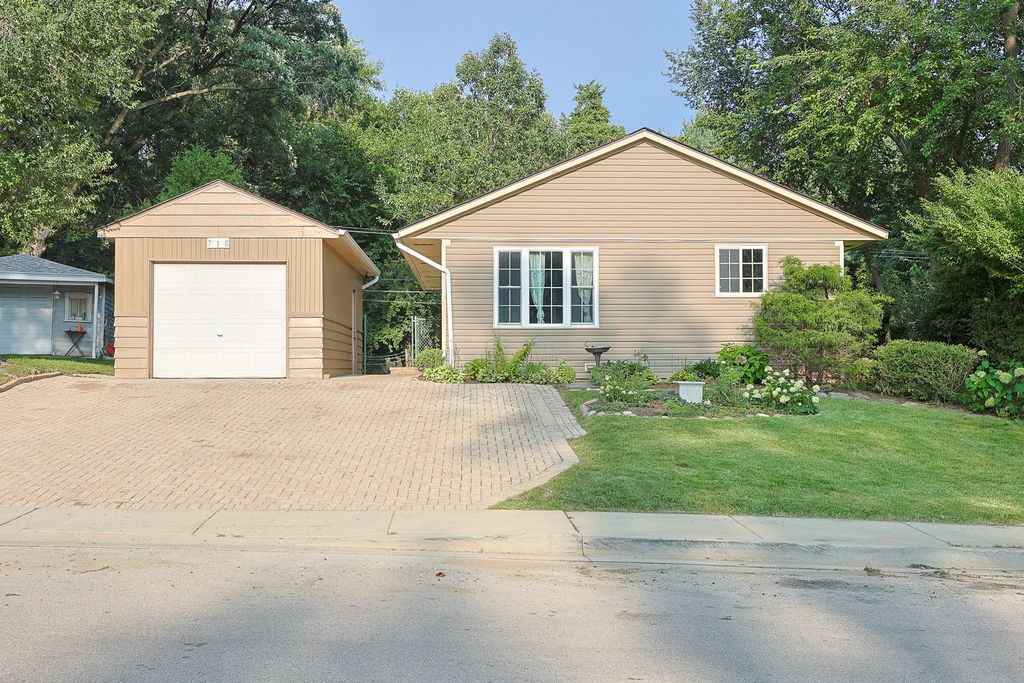 716 Navajo Drive, Carpentersville, IL 60110