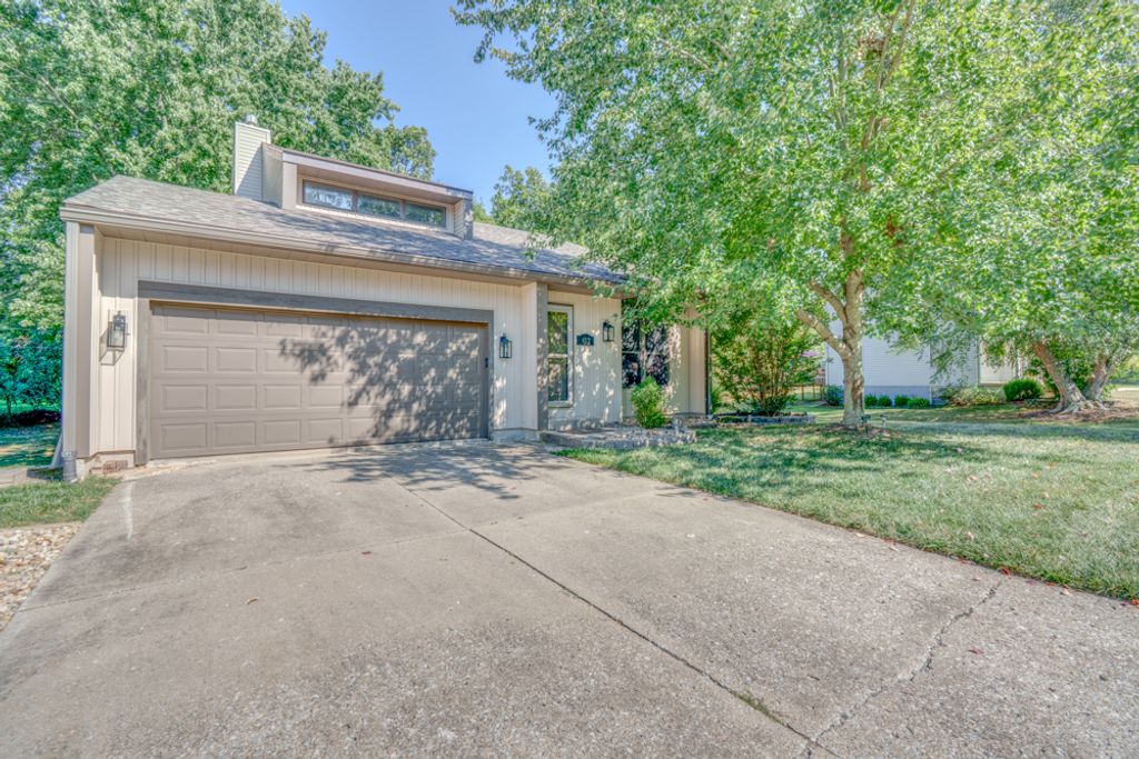 Image 1 of property listing at 412 Jay Drive, Mt Vernon, IL 62864