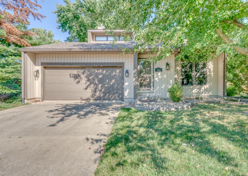 Image 2 of property listing at 412 Jay Drive, Mt Vernon, IL 62864