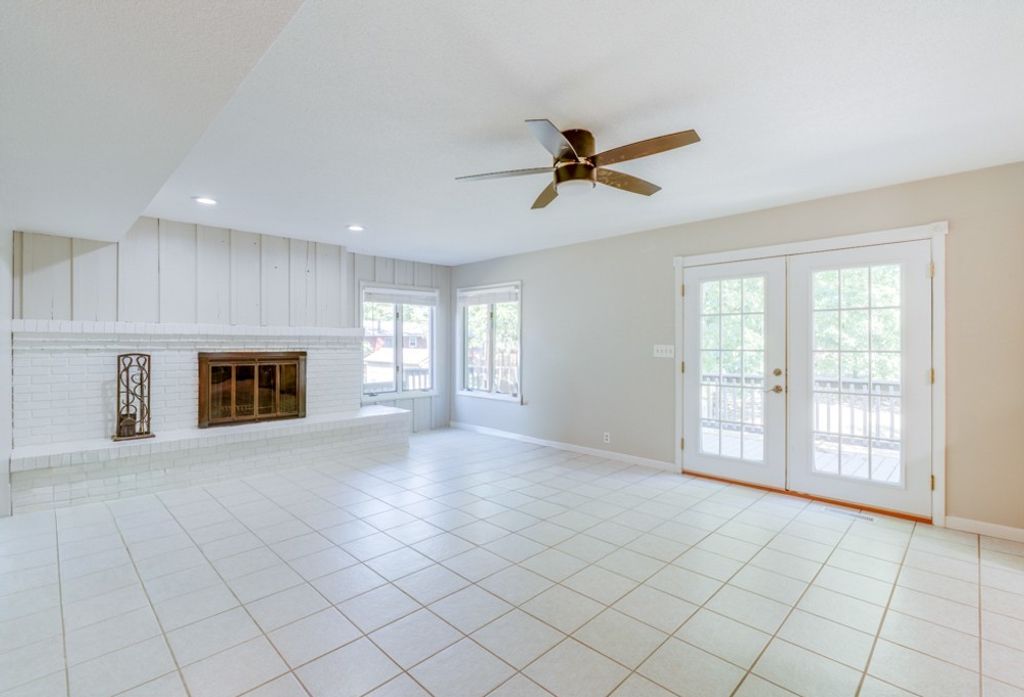 Image 14 of property listing at 412 Jay Drive, Mt Vernon, IL 62864