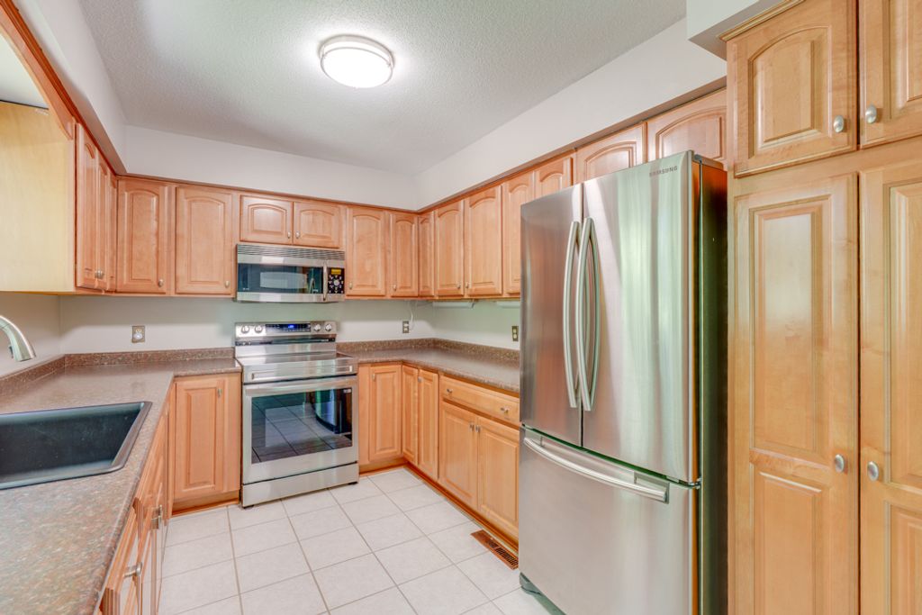 Image 16 of property listing at 412 Jay Drive, Mt Vernon, IL 62864