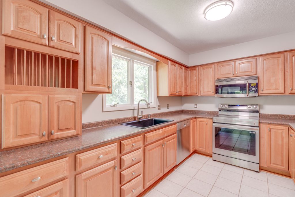 Image 18 of property listing at 412 Jay Drive, Mt Vernon, IL 62864