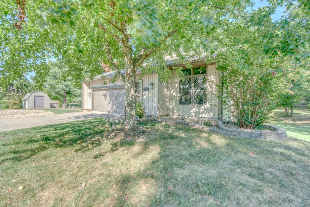 Image 3 of property listing at 412 Jay Drive, Mt Vernon, IL 62864