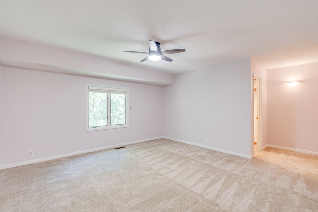 Image 27 of property listing at 412 Jay Drive, Mt Vernon, IL 62864