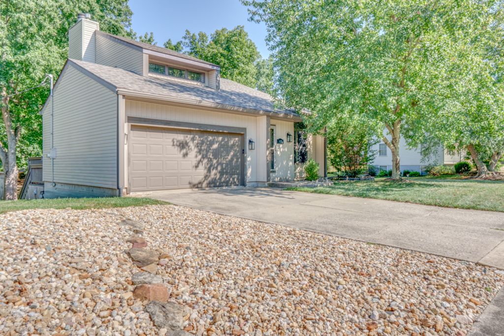 Image 4 of property listing at 412 Jay Drive, Mt Vernon, IL 62864