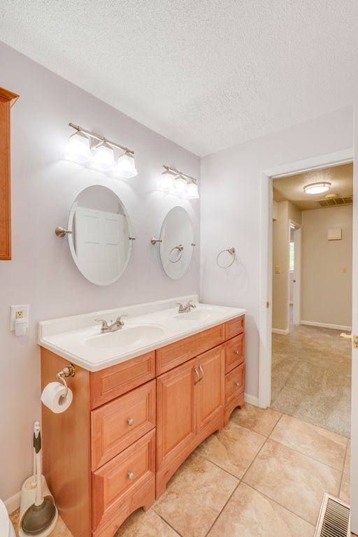 Image 32 of property listing at 412 Jay Drive, Mt Vernon, IL 62864