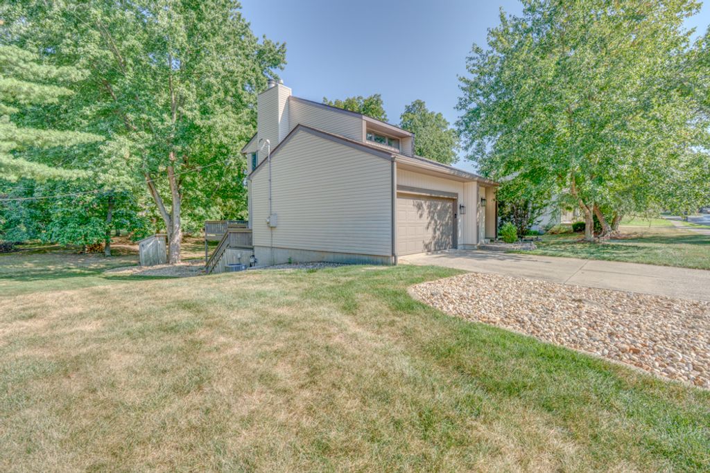 Image 5 of property listing at 412 Jay Drive, Mt Vernon, IL 62864