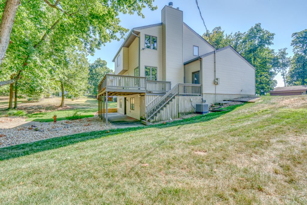 Image 6 of property listing at 412 Jay Drive, Mt Vernon, IL 62864