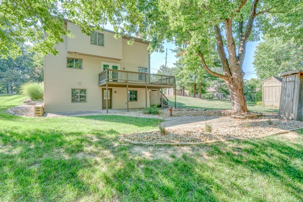 Image 7 of property listing at 412 Jay Drive, Mt Vernon, IL 62864