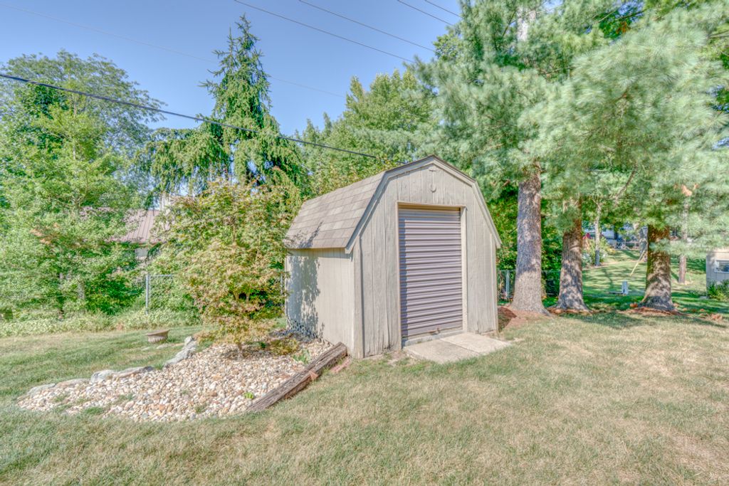 Image 8 of property listing at 412 Jay Drive, Mt Vernon, IL 62864