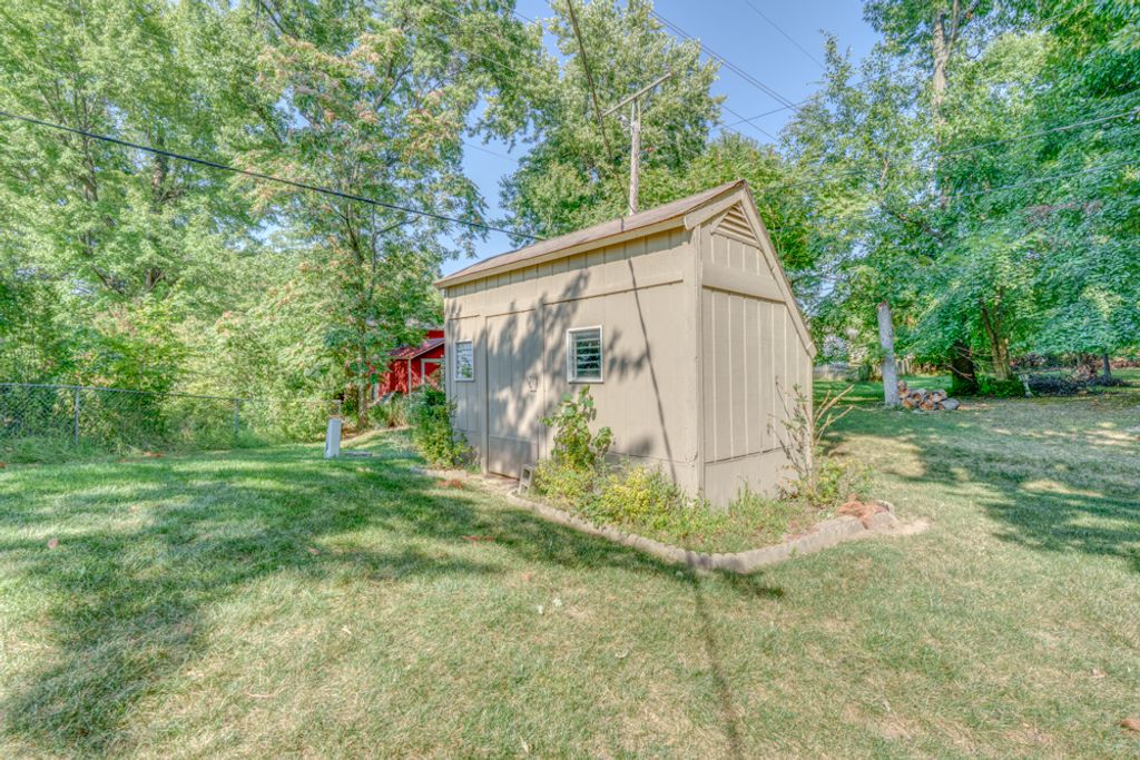 Image 9 of property listing at 412 Jay Drive, Mt Vernon, IL 62864