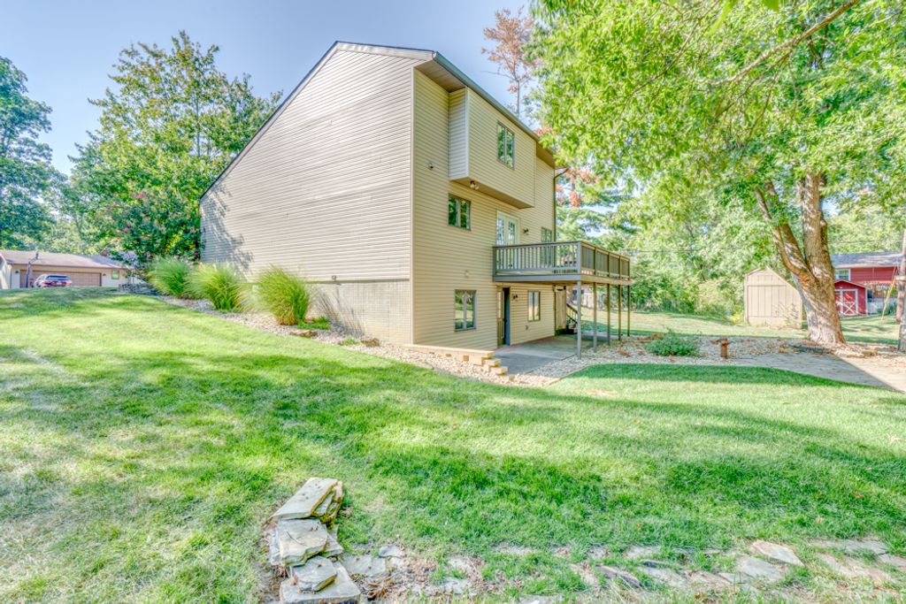 Image 10 of property listing at 412 Jay Drive, Mt Vernon, IL 62864