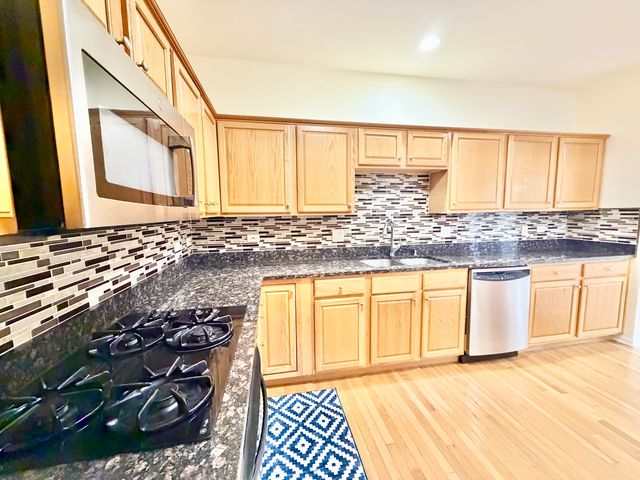 2820 N GREENWOOD Avenue, Arlington Heights, IL 60004