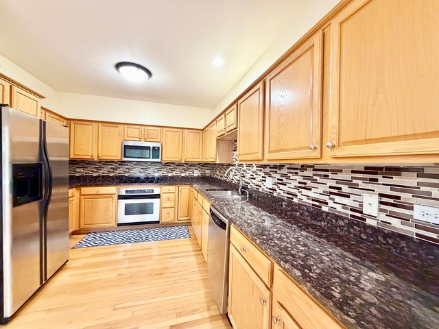 2820 N GREENWOOD Avenue, Arlington Heights, IL 60004