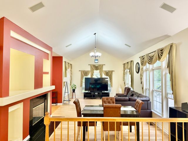 2820 N GREENWOOD Avenue, Arlington Heights, IL 60004