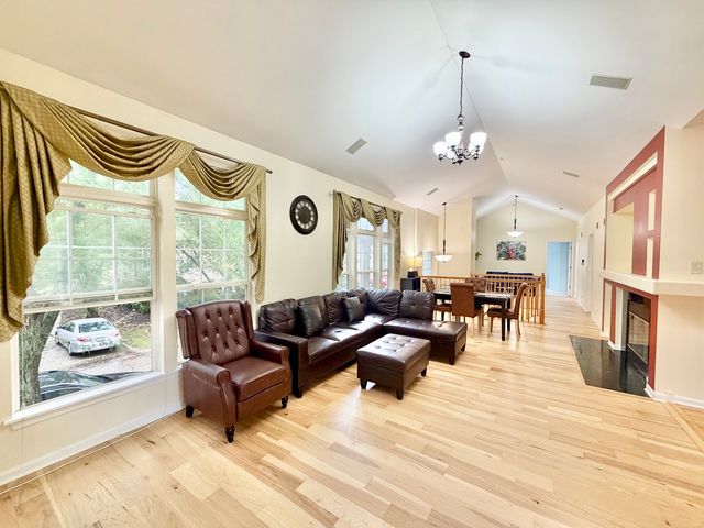 2820 N GREENWOOD Avenue, Arlington Heights, IL 60004