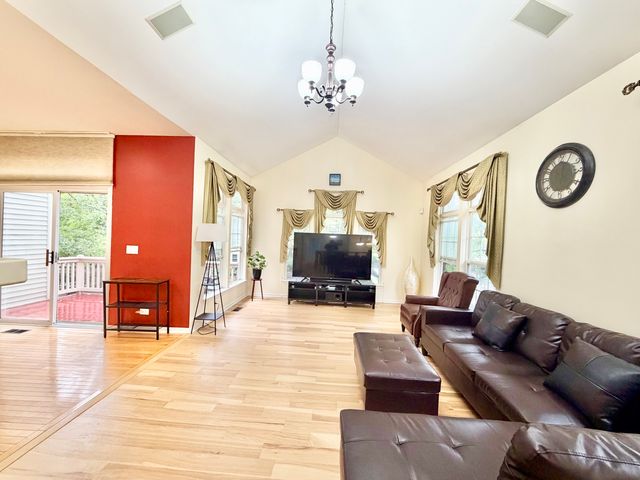 2820 N GREENWOOD Avenue, Arlington Heights, IL 60004