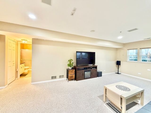 2820 N GREENWOOD Avenue, Arlington Heights, IL 60004