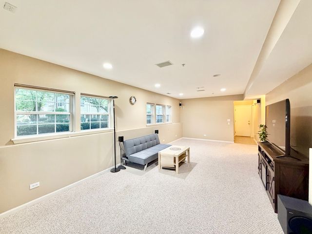 2820 N GREENWOOD Avenue, Arlington Heights, IL 60004