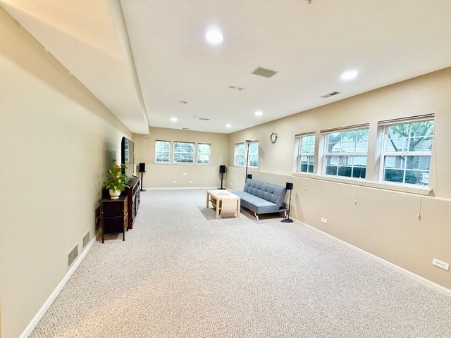 2820 N GREENWOOD Avenue, Arlington Heights, IL 60004
