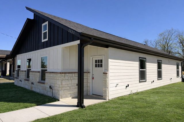 2225 College Street, Greenville, TX 75407