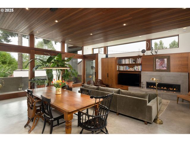 3961 Se BERKELEY Way, Portland, OR 97202