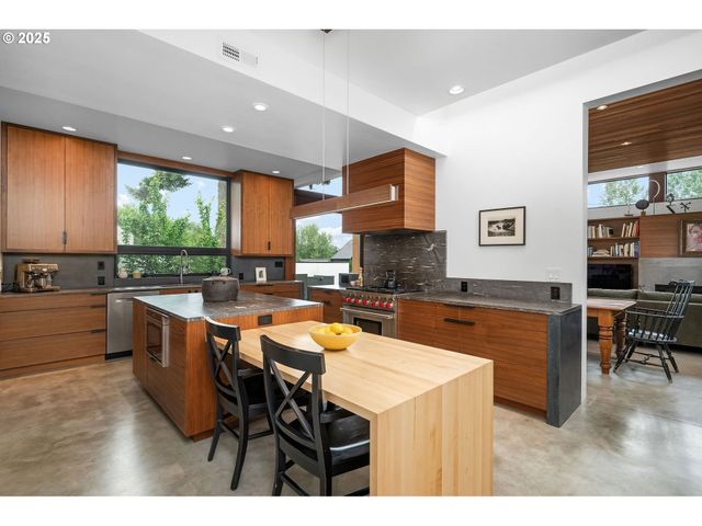 3961 Se BERKELEY Way, Portland, OR 97202