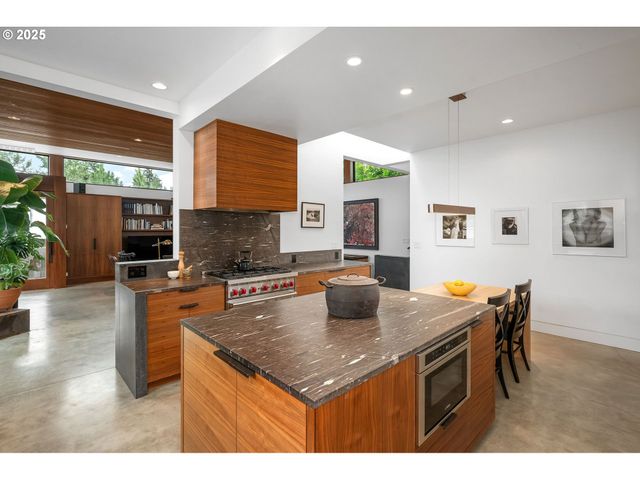 3961 Se BERKELEY Way, Portland, OR 97202