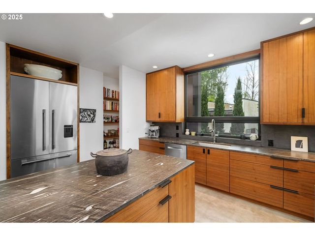 3961 Se BERKELEY Way, Portland, OR 97202