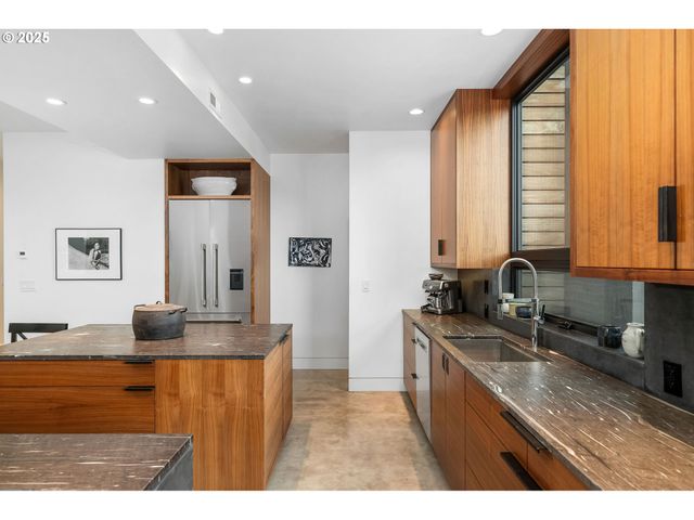 3961 Se BERKELEY Way, Portland, OR 97202