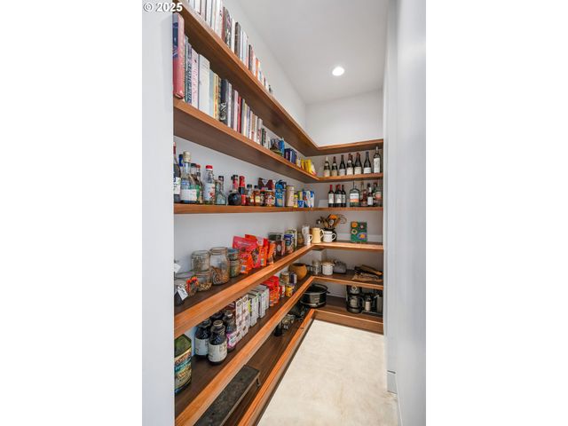 3961 Se BERKELEY Way, Portland, OR 97202