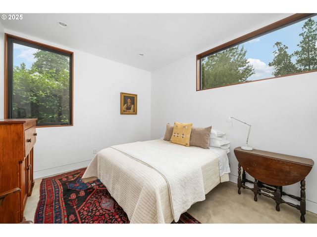 3961 Se BERKELEY Way, Portland, OR 97202