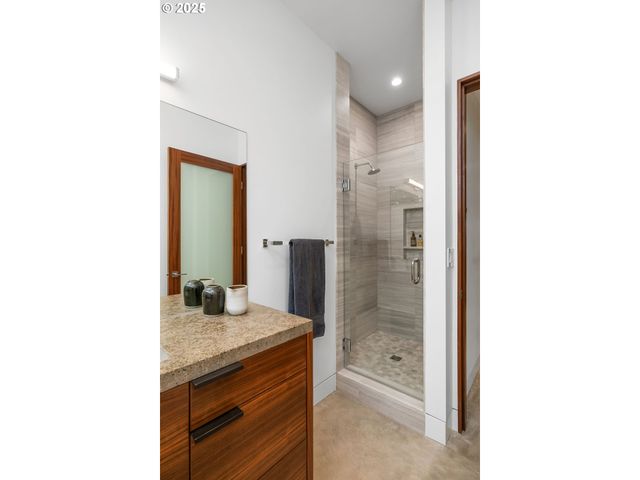 3961 Se BERKELEY Way, Portland, OR 97202