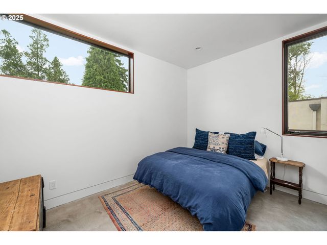 3961 Se BERKELEY Way, Portland, OR 97202