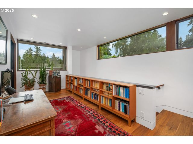 3961 Se BERKELEY Way, Portland, OR 97202