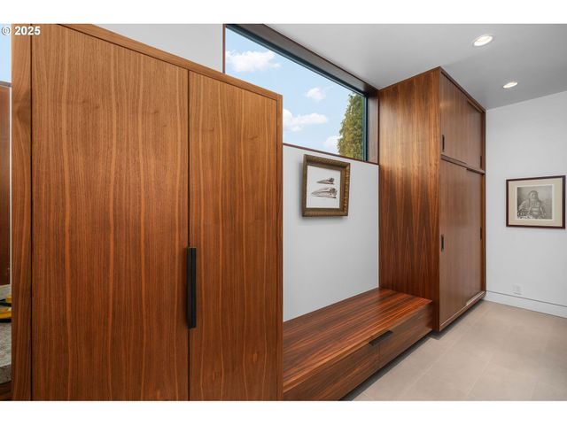 3961 Se BERKELEY Way, Portland, OR 97202