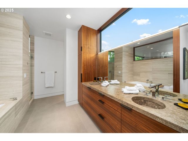 3961 Se BERKELEY Way, Portland, OR 97202