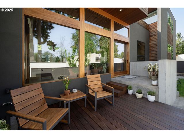 3961 Se BERKELEY Way, Portland, OR 97202