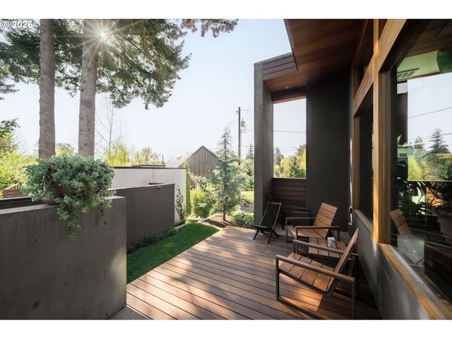 3961 Se BERKELEY Way, Portland, OR 97202