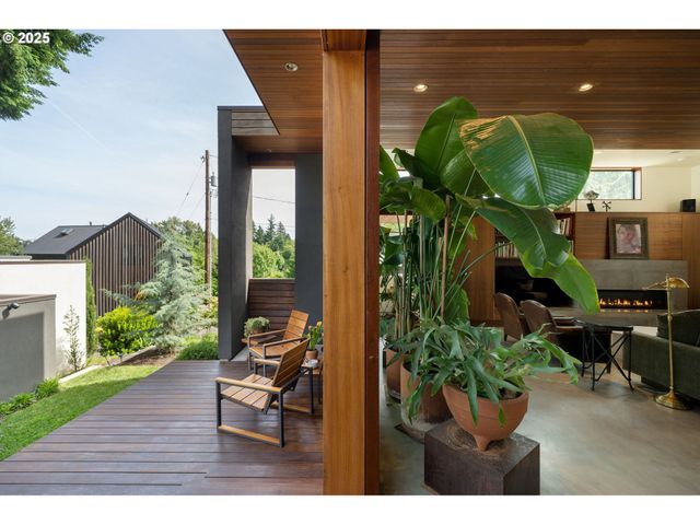 3961 Se BERKELEY Way, Portland, OR 97202