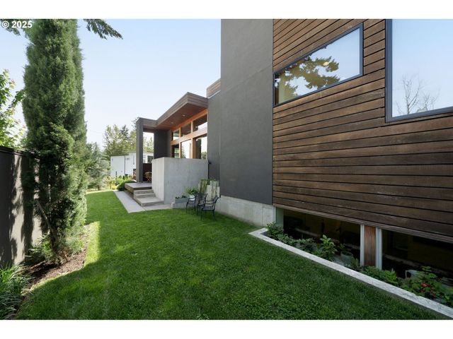 3961 Se BERKELEY Way, Portland, OR 97202