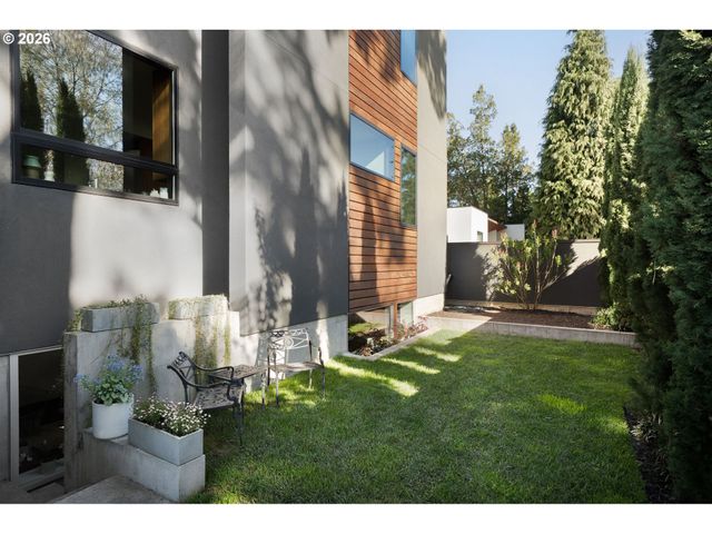 3961 Se BERKELEY Way, Portland, OR 97202