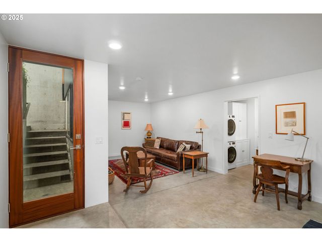 3961 Se BERKELEY Way, Portland, OR 97202