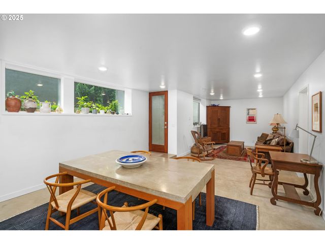 3961 Se BERKELEY Way, Portland, OR 97202