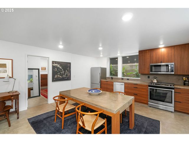 3961 Se BERKELEY Way, Portland, OR 97202