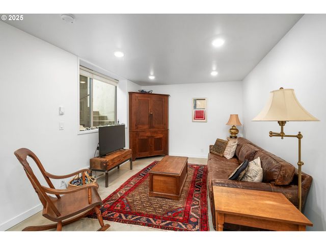 3961 Se BERKELEY Way, Portland, OR 97202