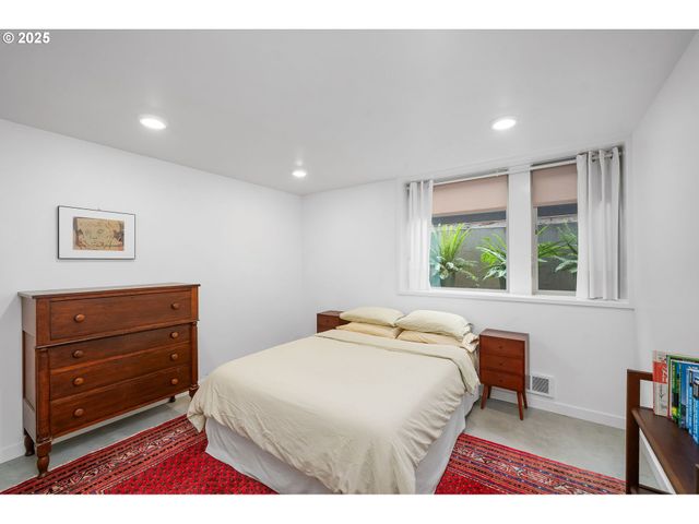 3961 Se BERKELEY Way, Portland, OR 97202