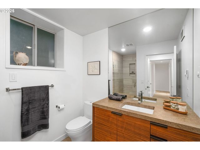 3961 Se BERKELEY Way, Portland, OR 97202