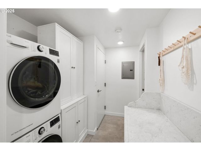 3961 Se BERKELEY Way, Portland, OR 97202