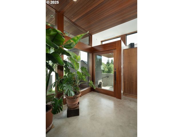 3961 Se BERKELEY Way, Portland, OR 97202